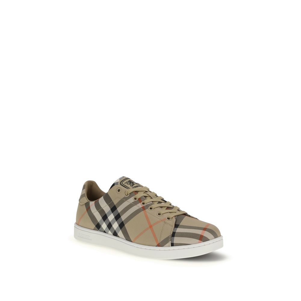 Baskets basses en nylon multicolore de Burberry avec semelle blanche, style décontracté et logo visible sur le côté.