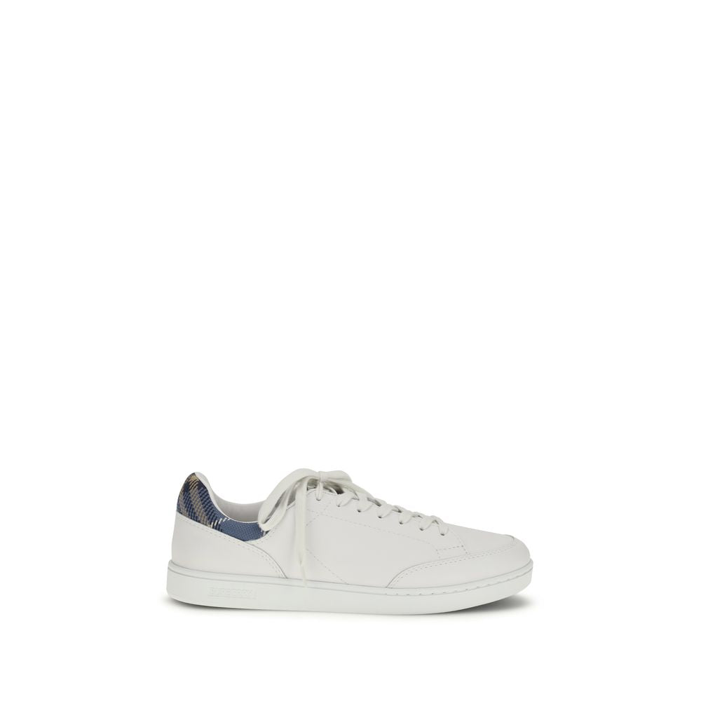 Chaussures basses en cuir de veau blanc Burberry Bos Taurus, sneakers décontractés avec design élégant et logo Burberry visible.