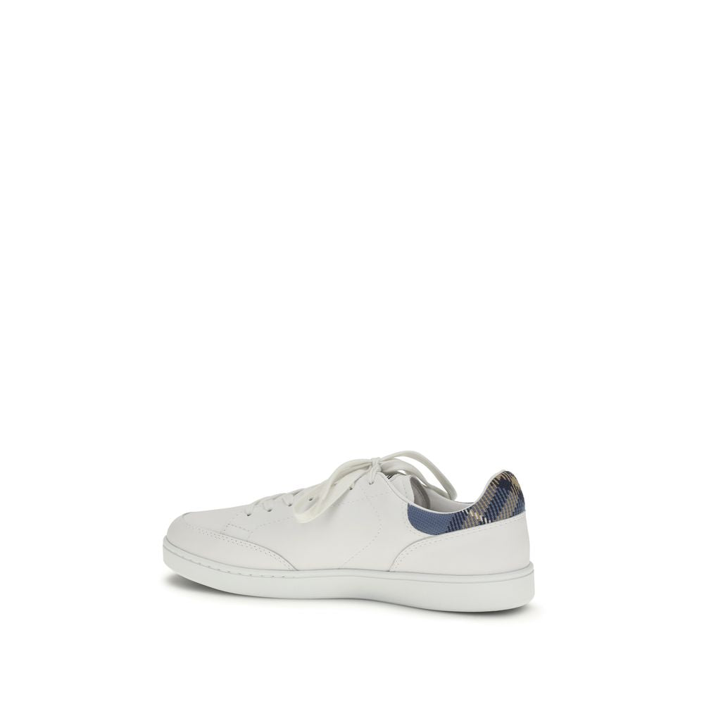 Chaussures basses en cuir de veau blanc Burberry Bos Taurus, baskets décontractées élégantes, vue de face.