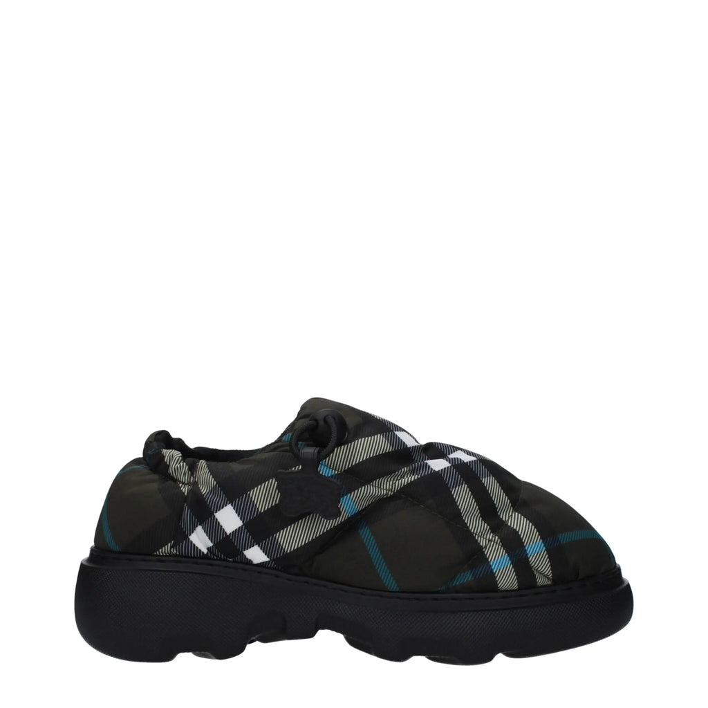 Sneakers Burberry à motif noir et blanc avec accents bleus et semelle épaisse en caoutchouc en tissu vert
