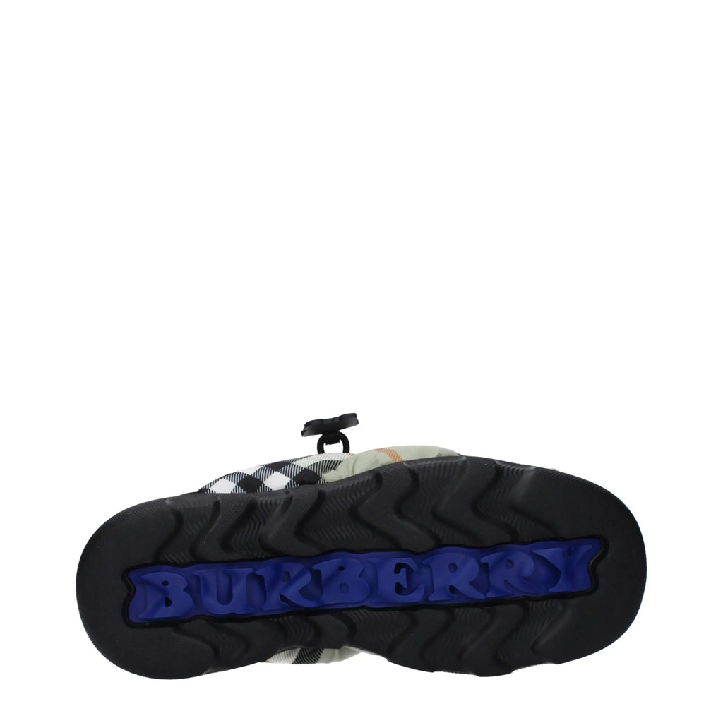 Semelle en caoutchouc noire et bleue avec logo burberry embossé et dessus à carreaux beige noir et blanc pour mocassins burberry vert en tissu