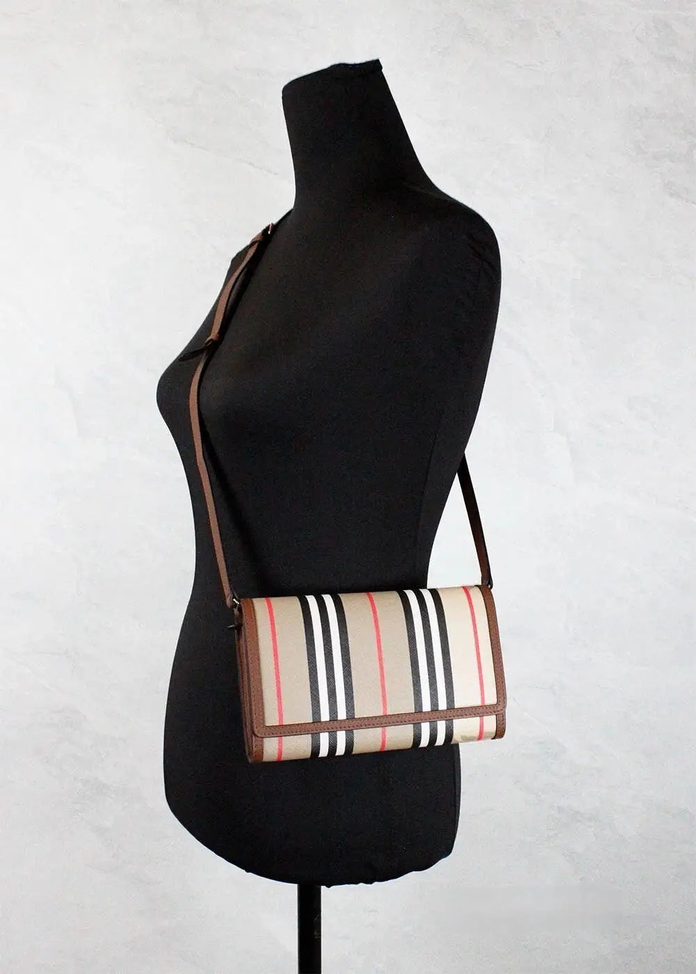 Sac bandoulière burberry hannah en toile archive tan e-canvas avec rayures beige noir rouge et garniture en cuir marron
