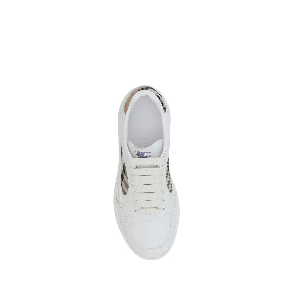 Baskets basses burberry en cuir de veau blanc avec motif à carreaux subtil sur les côtés et le talon
