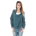 Veste femme Calvin Klein Verde en poliammide, coupe élégante et moderne, tissu léger et confortable visible sur l'image.
