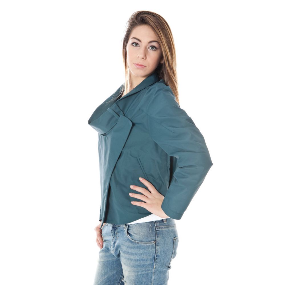Veste pour femme Calvin Klein en poliammide verte, coupe moderne et élégante, visible avec détails de fermeture et poches.