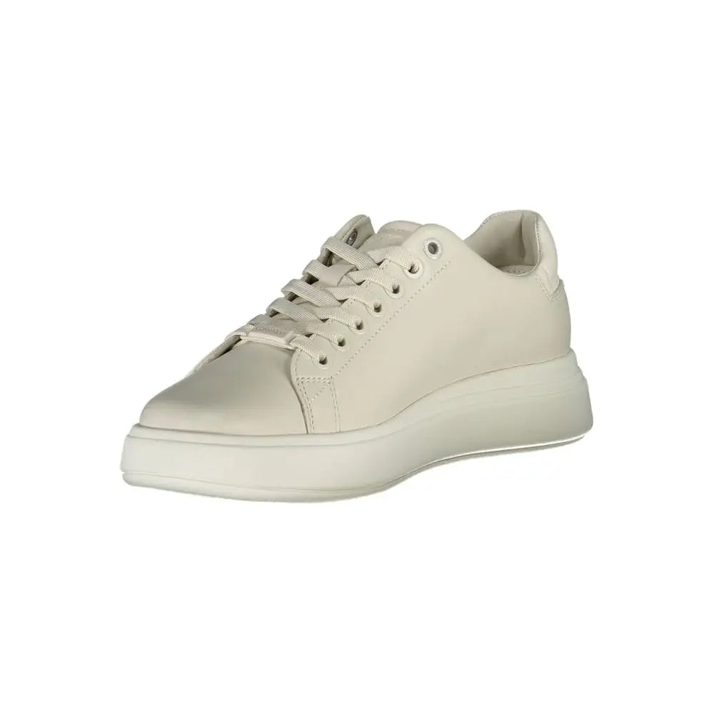 Baskets femme calvin klein en cuir beige avec semelle blanche épaisse et lacets assortis