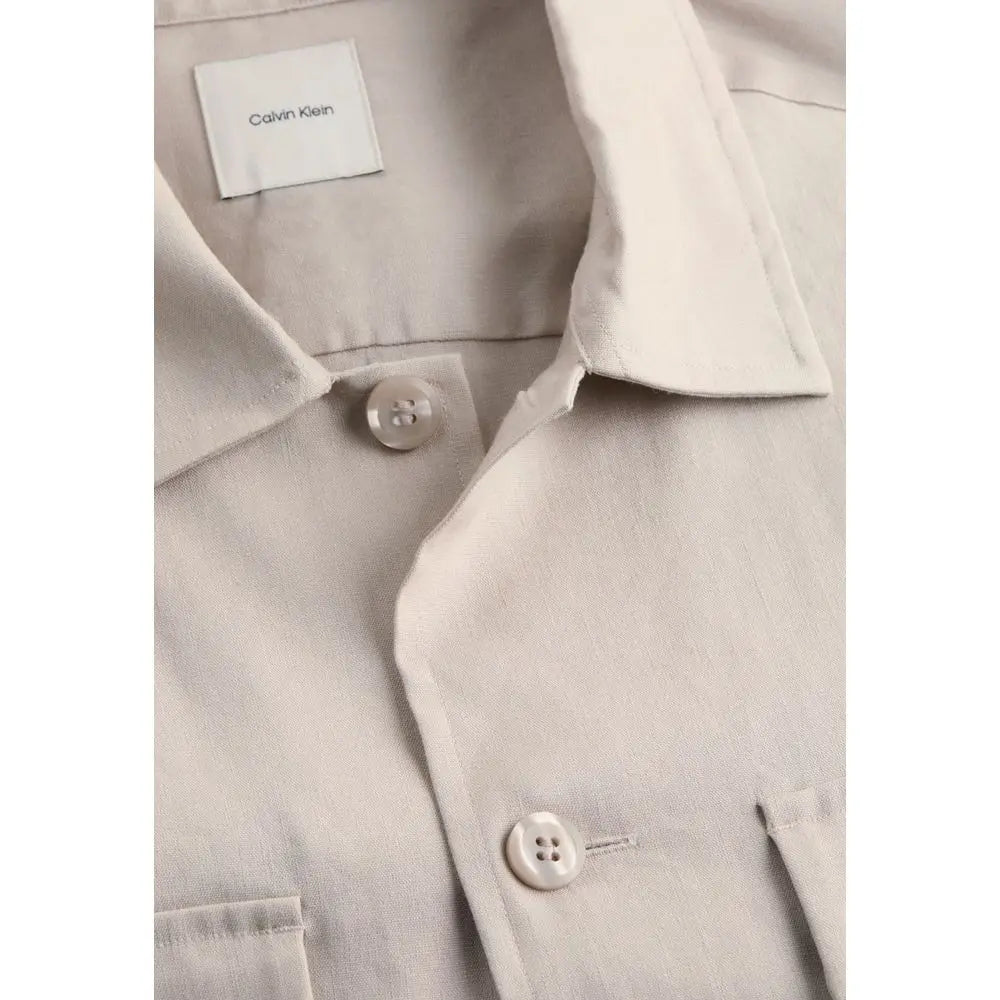 Chemise beige calvin klein en lyocell avec col net et boutons assortis pour un style épuré et élégant