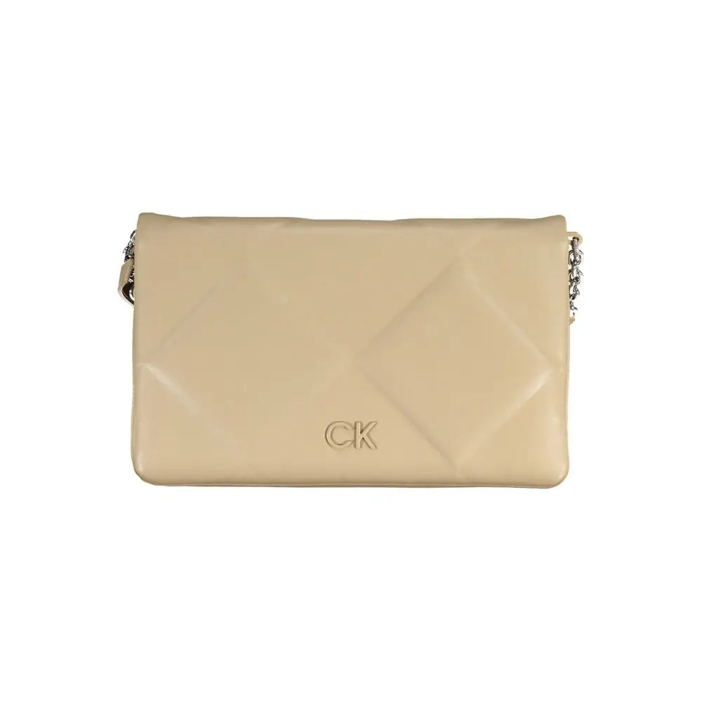 Sac bandoulière beige calvin klein en polyester matelassé avec chaîne argentée et logo ck