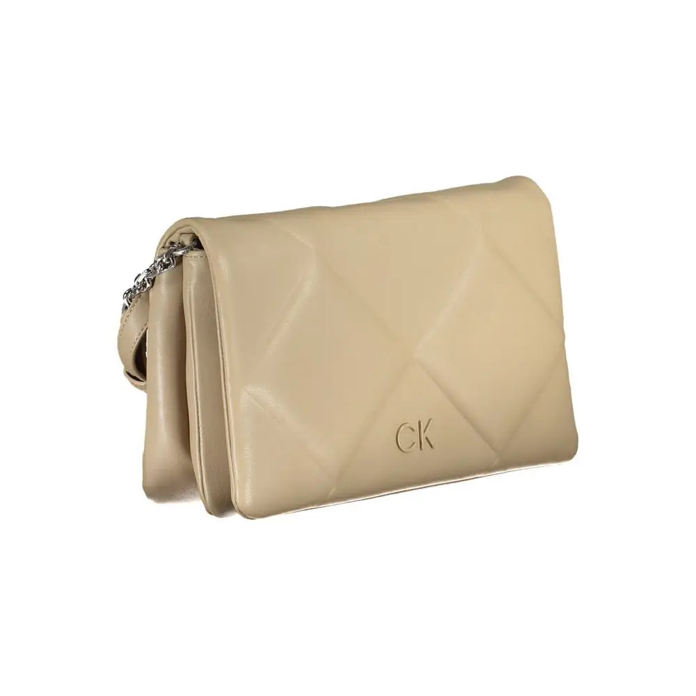 Calvin klein sac bandoulière beige en cuir matelassé avec chaîne argentée et logo ck