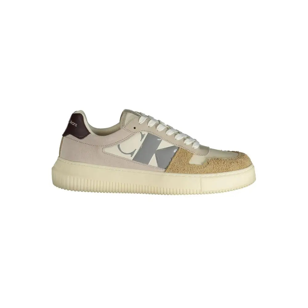 Baskets calvin klein beige en polyuréthane avec accents en daim gris et semelle blanche épaisse avec logo visible