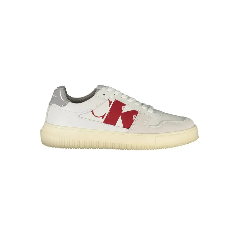 Sneaker calvin klein bianco en cuir blanc avec logo rouge ck latéral, accents gris et semelle crème en caoutchouc