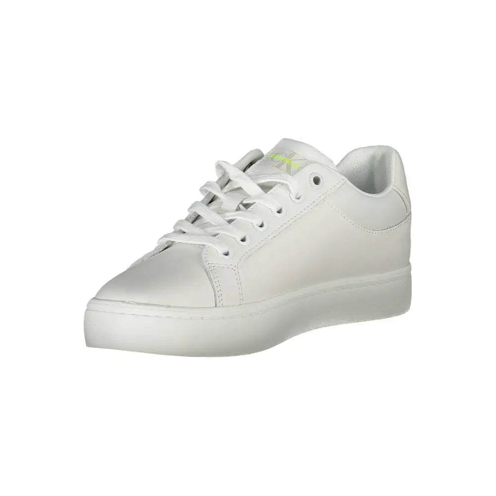 Calvin klein bianco sneaker femme en cuir blanc basse avec design minimaliste et logo vert néon subtil sur la languette