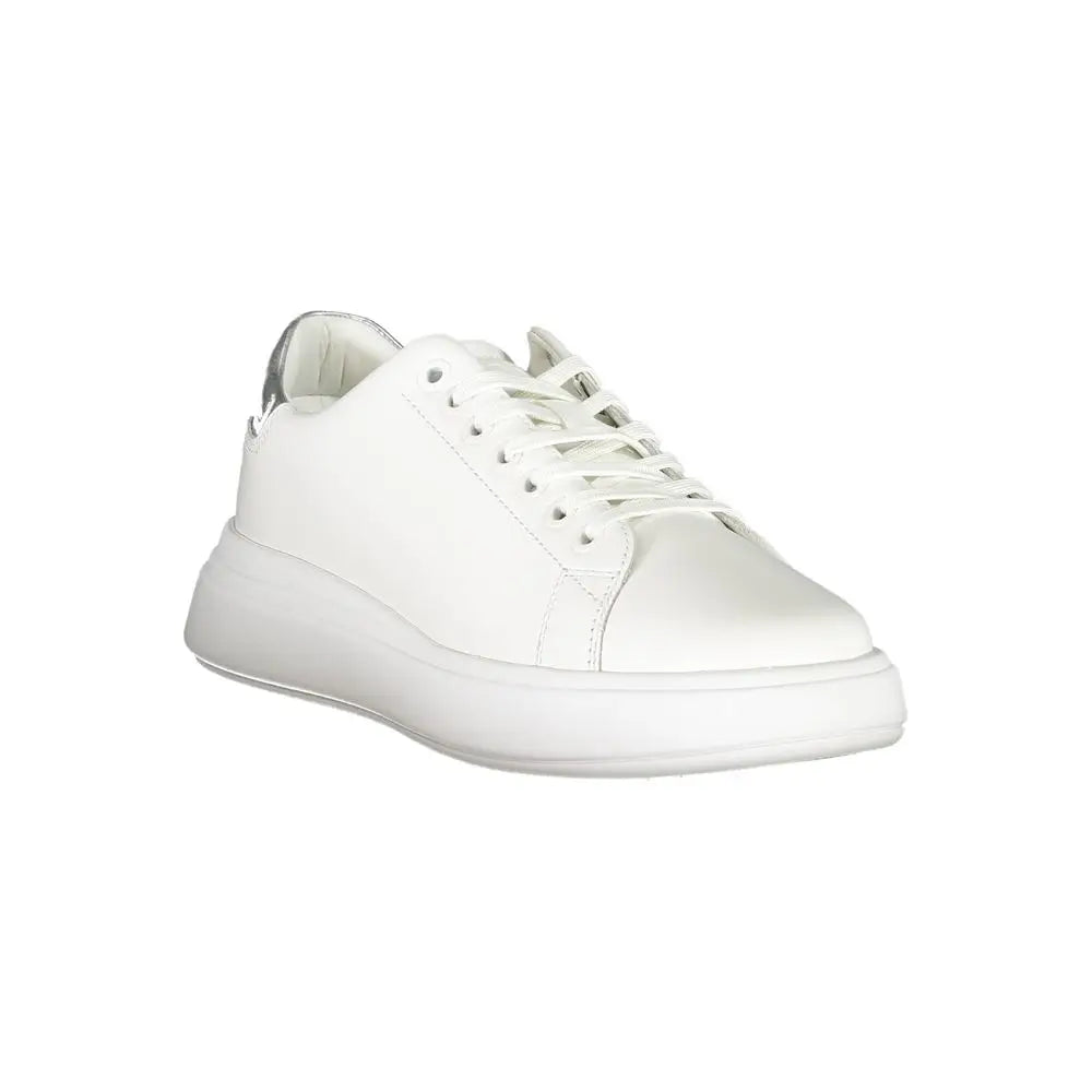 Calvin klein bianco sneaker femme en cuir blanc avec semelle épaisse blanche et languette talon métallique argenté