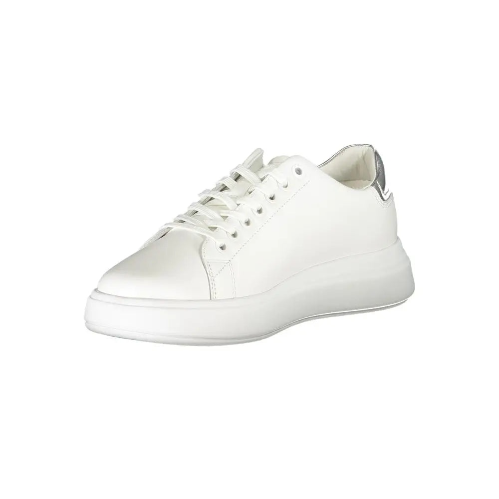 Baskets femme calvin klein bianco en cuir blanc avec semelle épaisse et languette talon argentée vue arrière