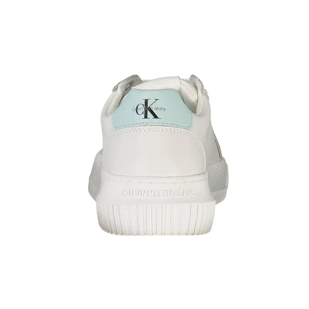 Sneaker femme calvin klein bianco en cuir blanc avec talon bleu clair et semelle en caoutchouc texturée vue arrière