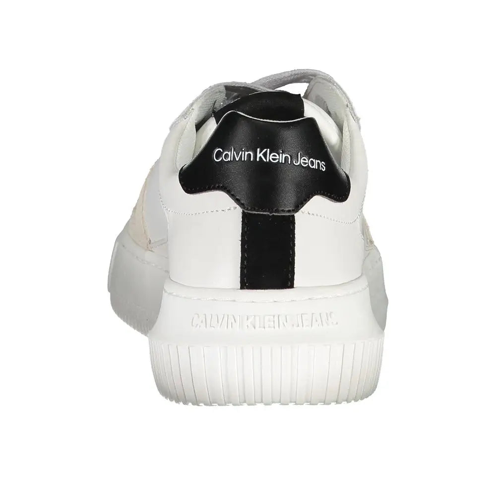 Sneaker calvin klein bianco en cuir blanc avec accents en cuir noir et semelle épaisse en caoutchouc pour femme