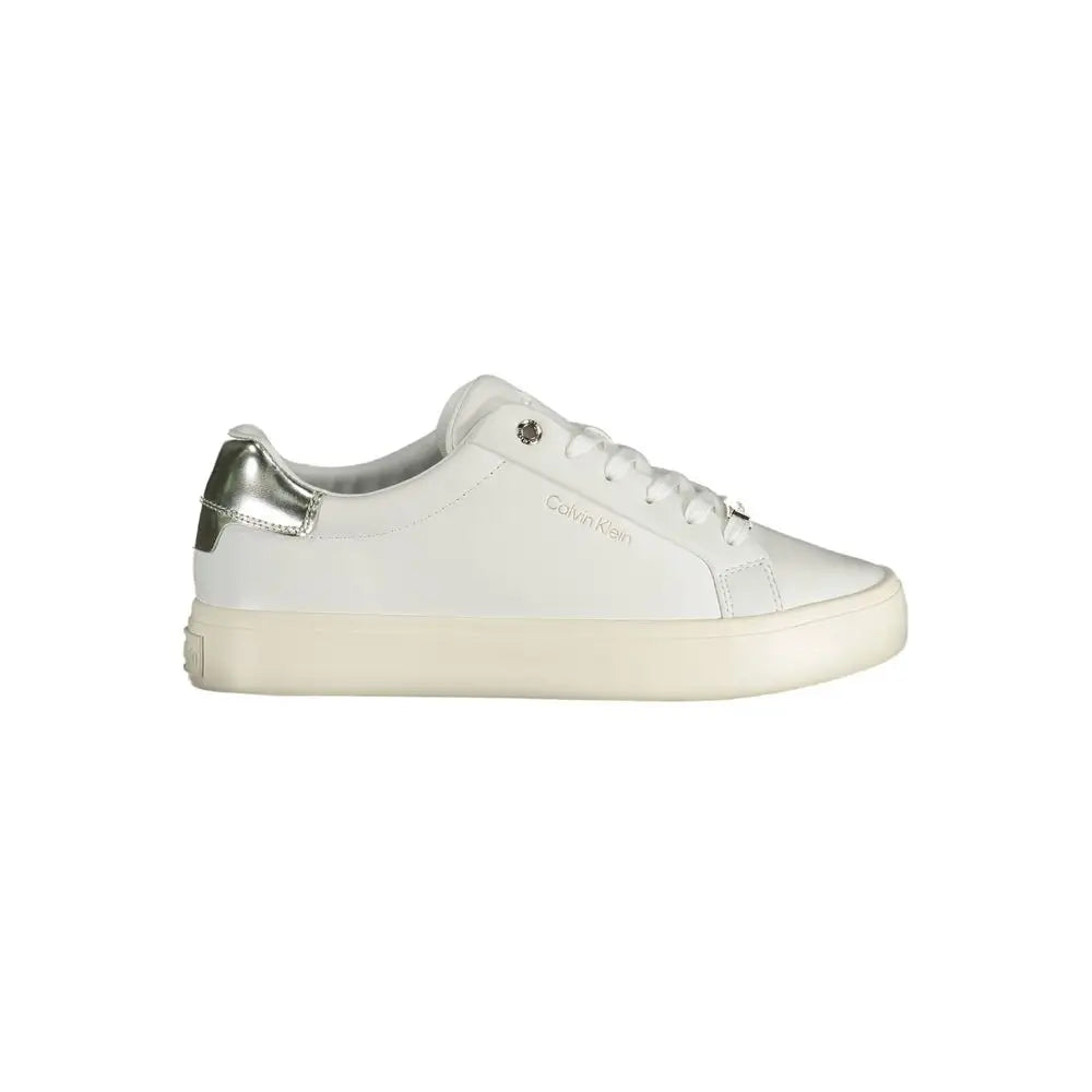 Baskets basses calvin klein bianco pelle femme blanches en cuir avec talon et oeillets argentés métalliques