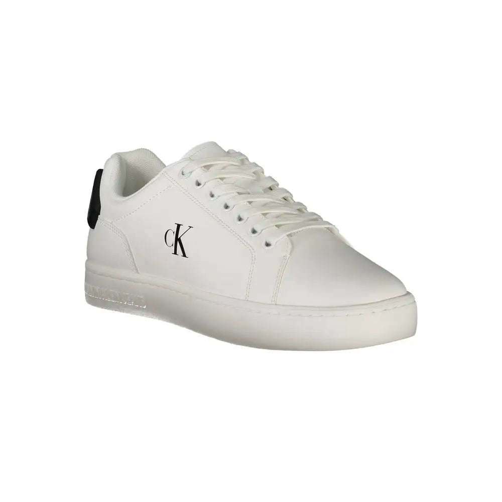 Baskets hommes calvin klein bianco poliuretano en cuir blanc avec logo noir et languette de talon noire vue arrière