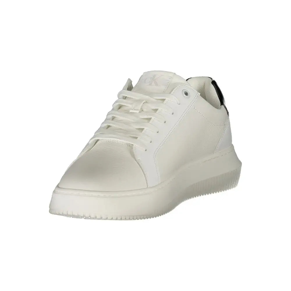 Sneaker homme calvin klein bianco en cuir synthétique blanc avec semelle épaisse et détails noirs au talon vue arrière