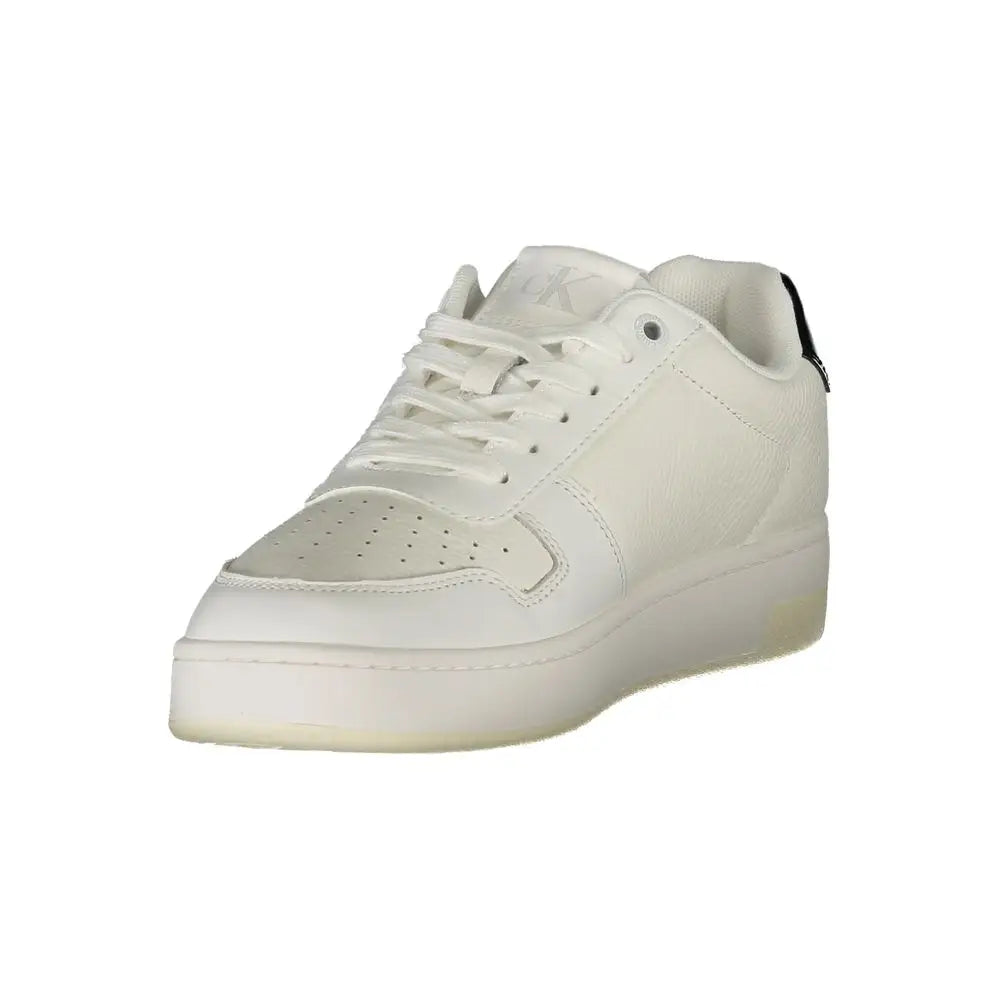 Sneaker femme calvin klein bianco en cuir synthétique blanc avec bout perforé et logo noir discret au talon vue arrière
