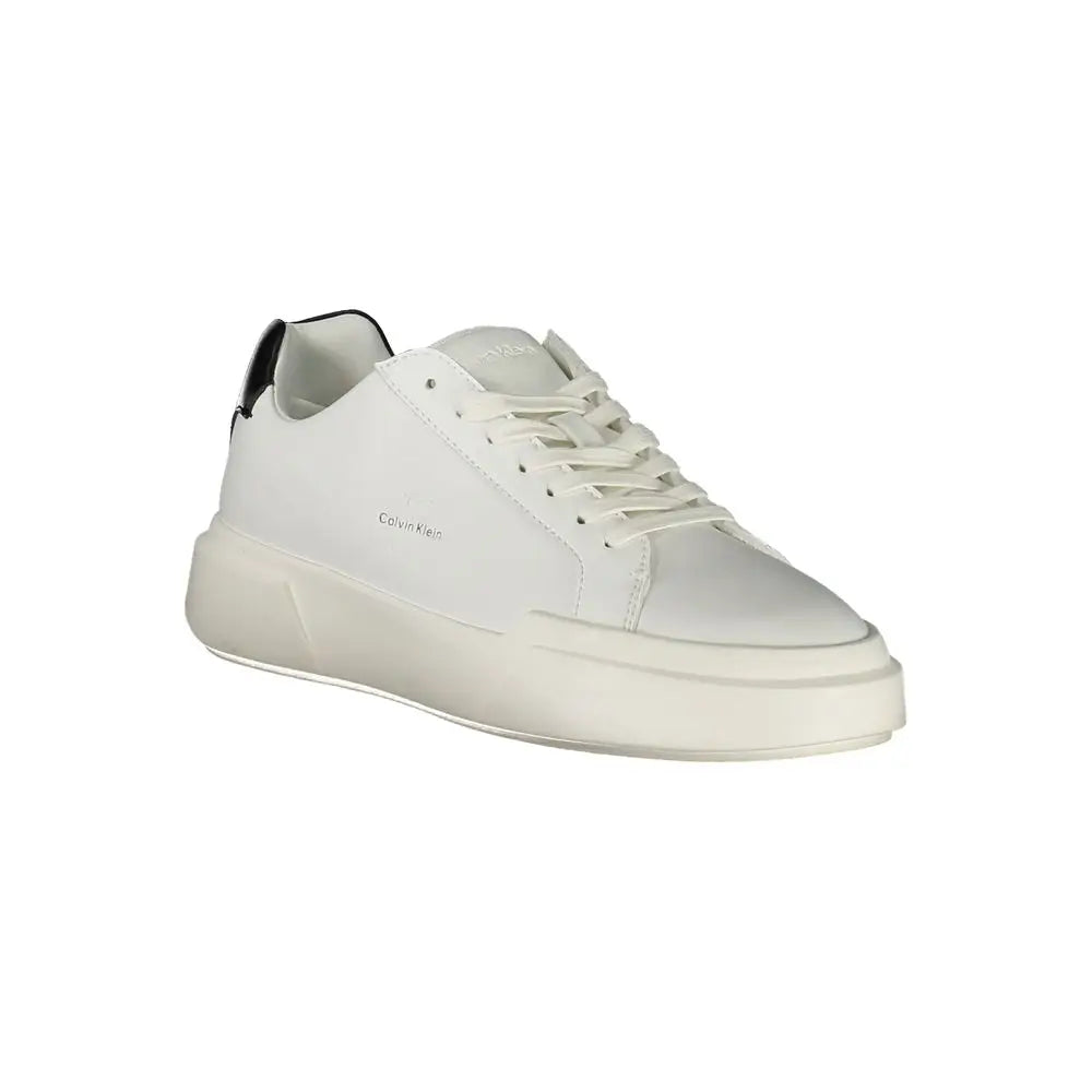 Sneaker femme calvin klein bianco en polyuréthane blanc avec design minimaliste et détails noirs au talon vue arrière