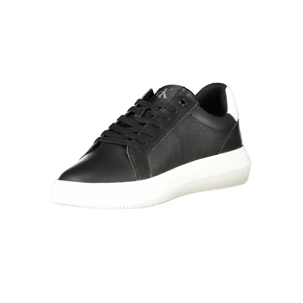 Baskets basses en cuir noir calvin klein pour homme avec semelle en caoutchouc blanc et logo discret sur la languette