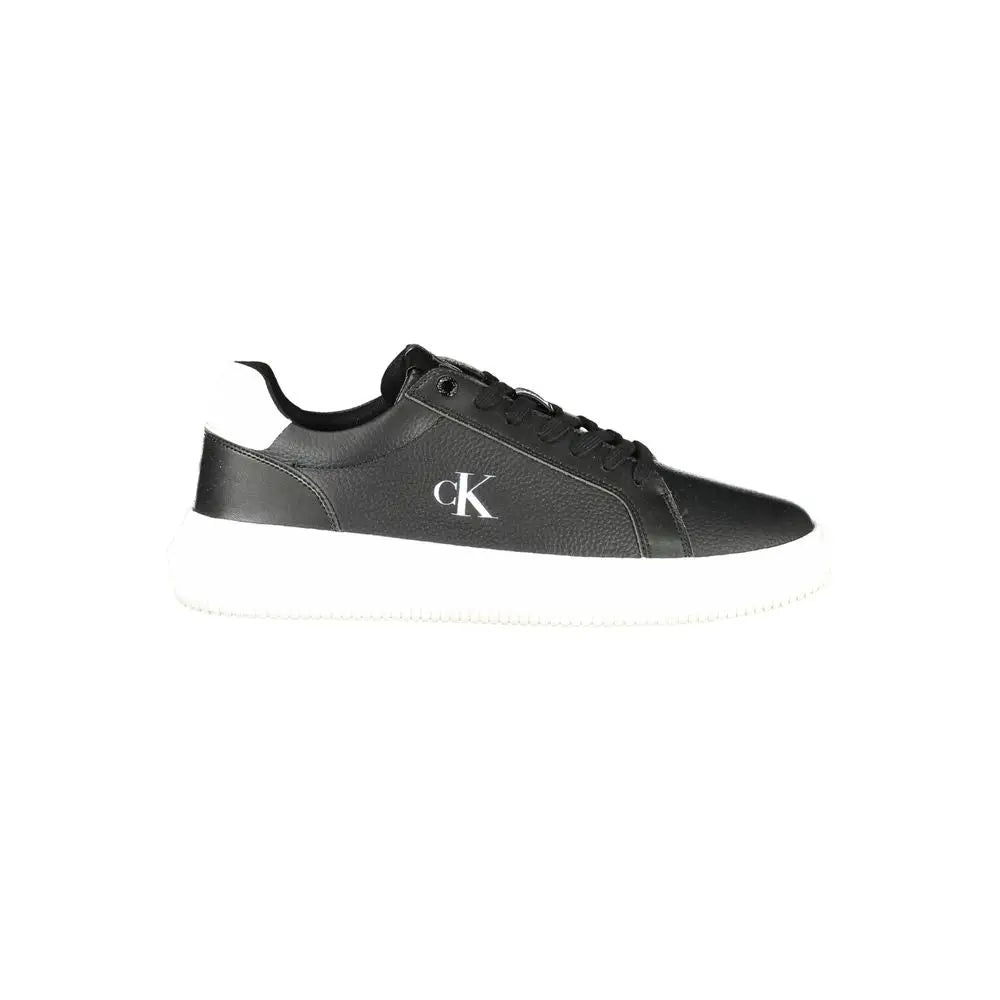 Sneaker homme calvin klein en cuir noir avec semelle blanche en caoutchouc et logo blanc contrasté sur le côté