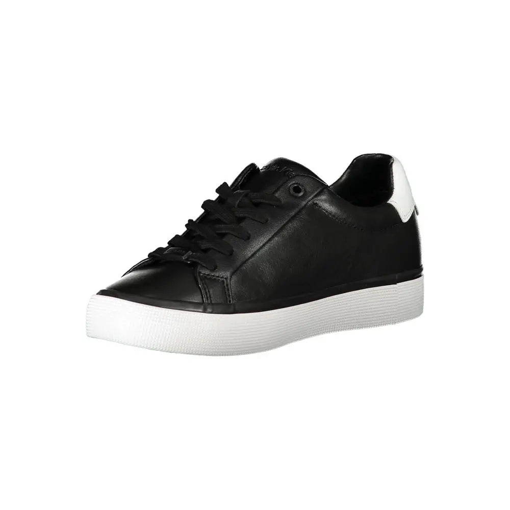 Sneaker femme calvin klein en cuir noir avec semelle blanche en caoutchouc et empeigne contraste blanc au talon