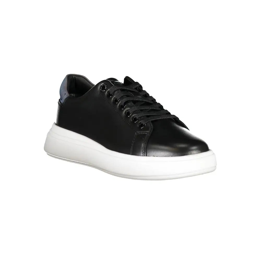 Baskets basses en cuir noir pour femmes calvin klein avec semelle blanche en caoutchouc et lacets noirs