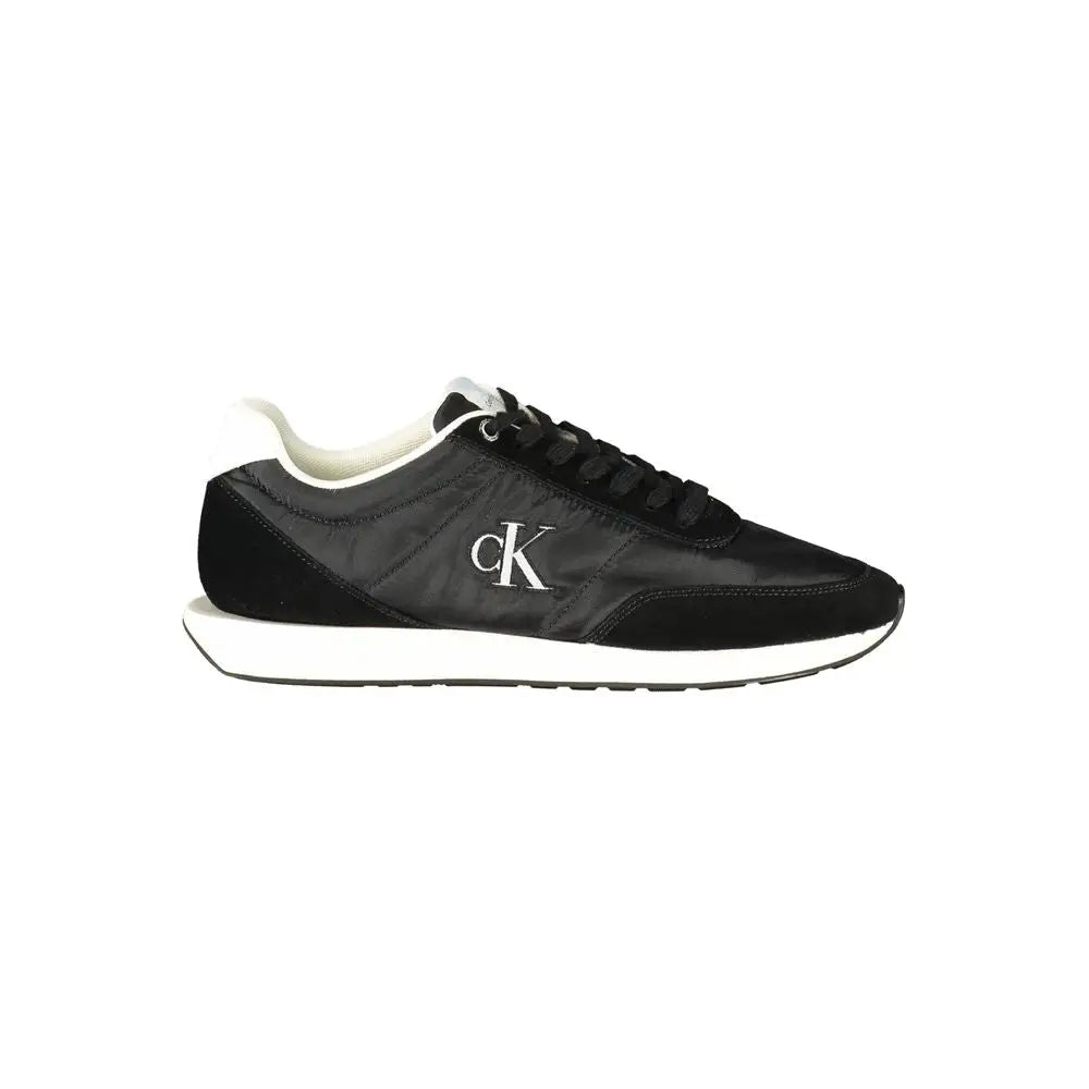 Baskets calvin klein homme noires en polyester avec logo blanc dessus, empeigne en suède et cuir synthétique, semelle blanche contrastée
