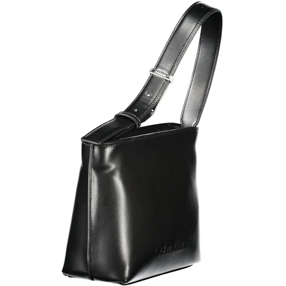 Sac bandoulière femme calvin klein noir en polyester avec design minimaliste et détail métallique argenté