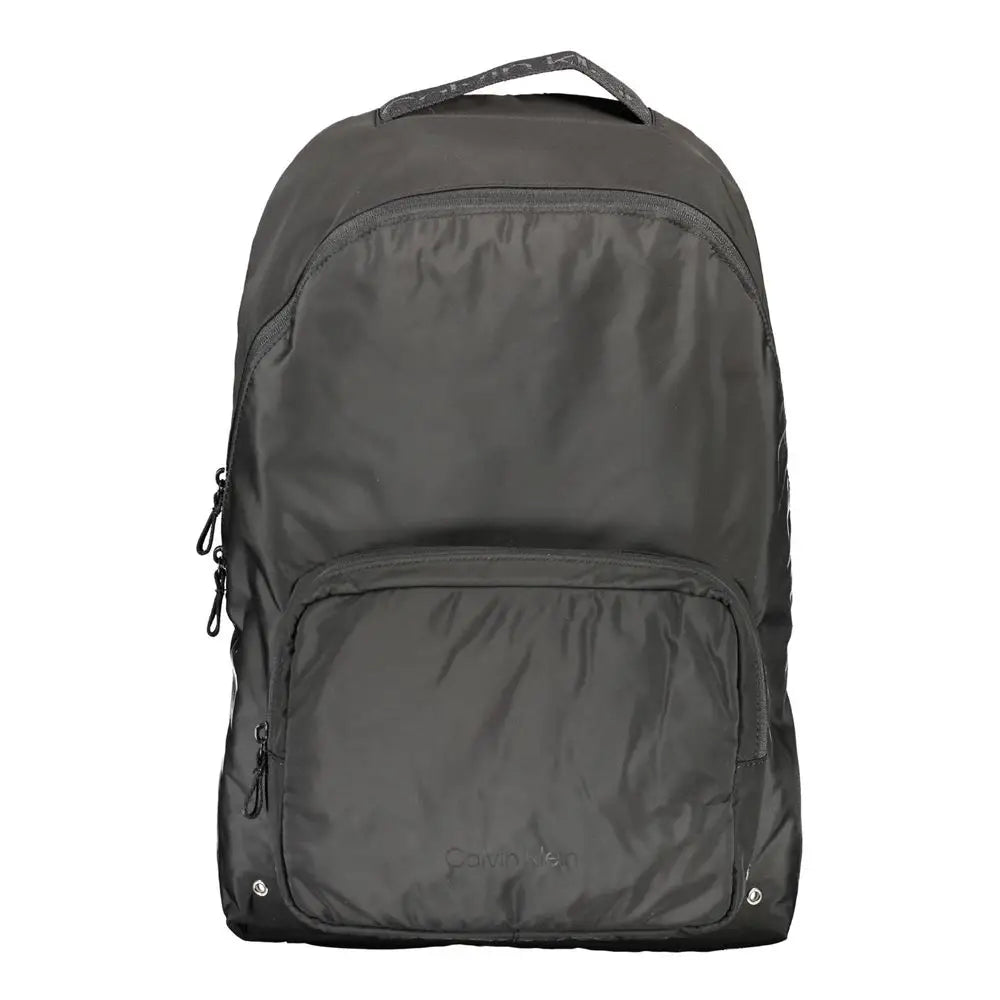 Calvin klein sac à dos noir en polyester recyclé pour homme avec design minimaliste et logo discret sur lavant