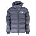 Veste puffer grise foncée avec capuche en nylon calvin klein pour homme avec logo blanc ck sur la poitrine