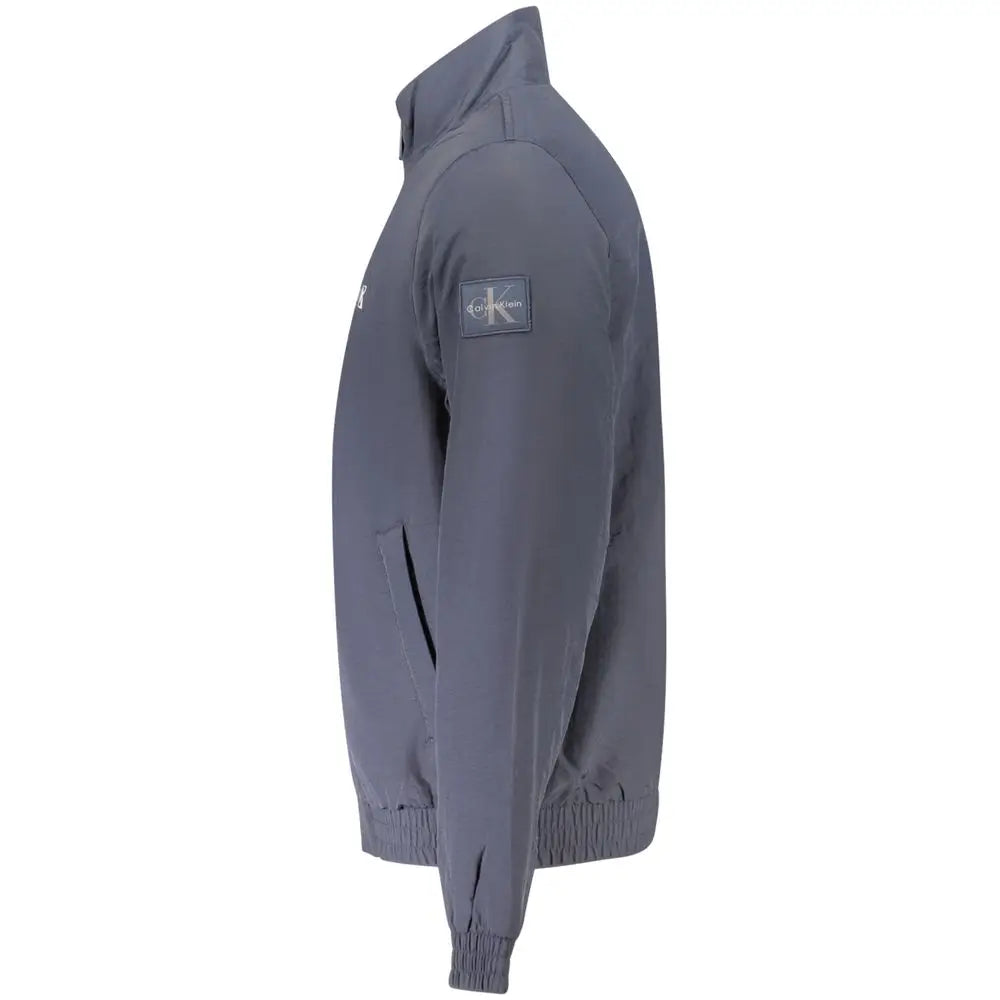 Veste zippée pour homme calvin klein bleu en polyamide avec patch logo subtil gris foncé sur la manche gauche