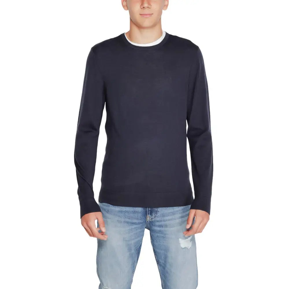 Pull marine bleu à manches longues calvin klein en laine recyclée avec col rond et col intérieur blanc contrastant