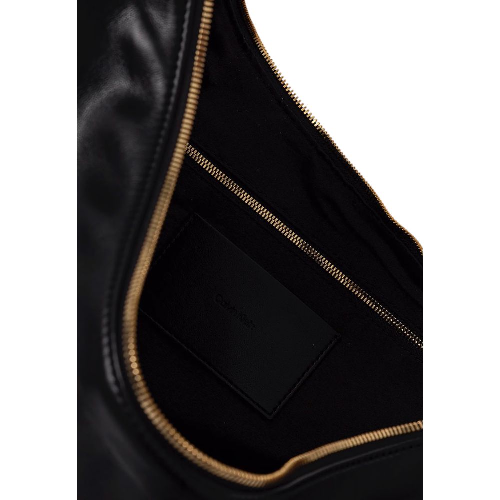 Sac à main Calvin Klein en polyéthylène noir avec poignées, vue en gros plan, mode élégante et moderne.