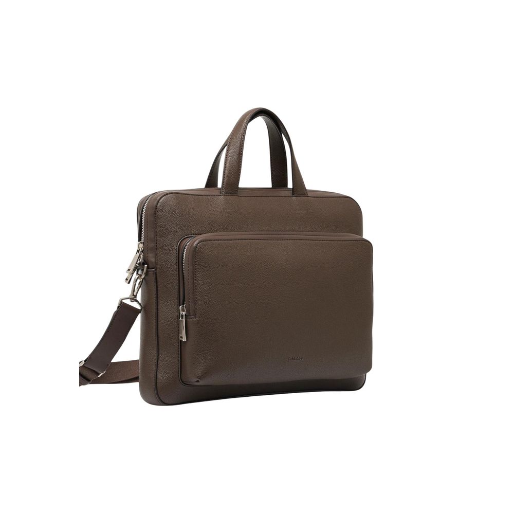 Sacoche brune en polyéthylène de la marque Calvin Klein, avec poignées et fermeture éclair visible.