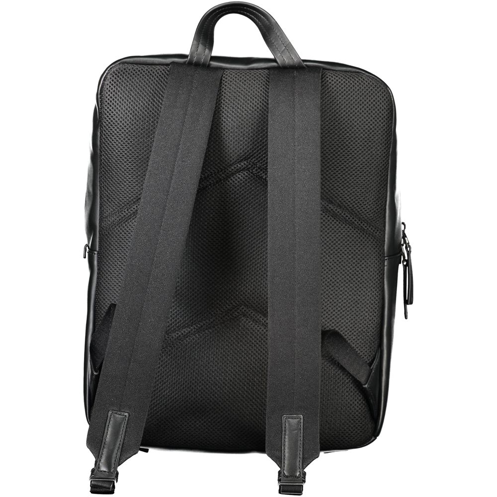 Sac à dos homme Calvin Klein noir en polyuréthane, avec poches zippées et logo visible sur le devant.