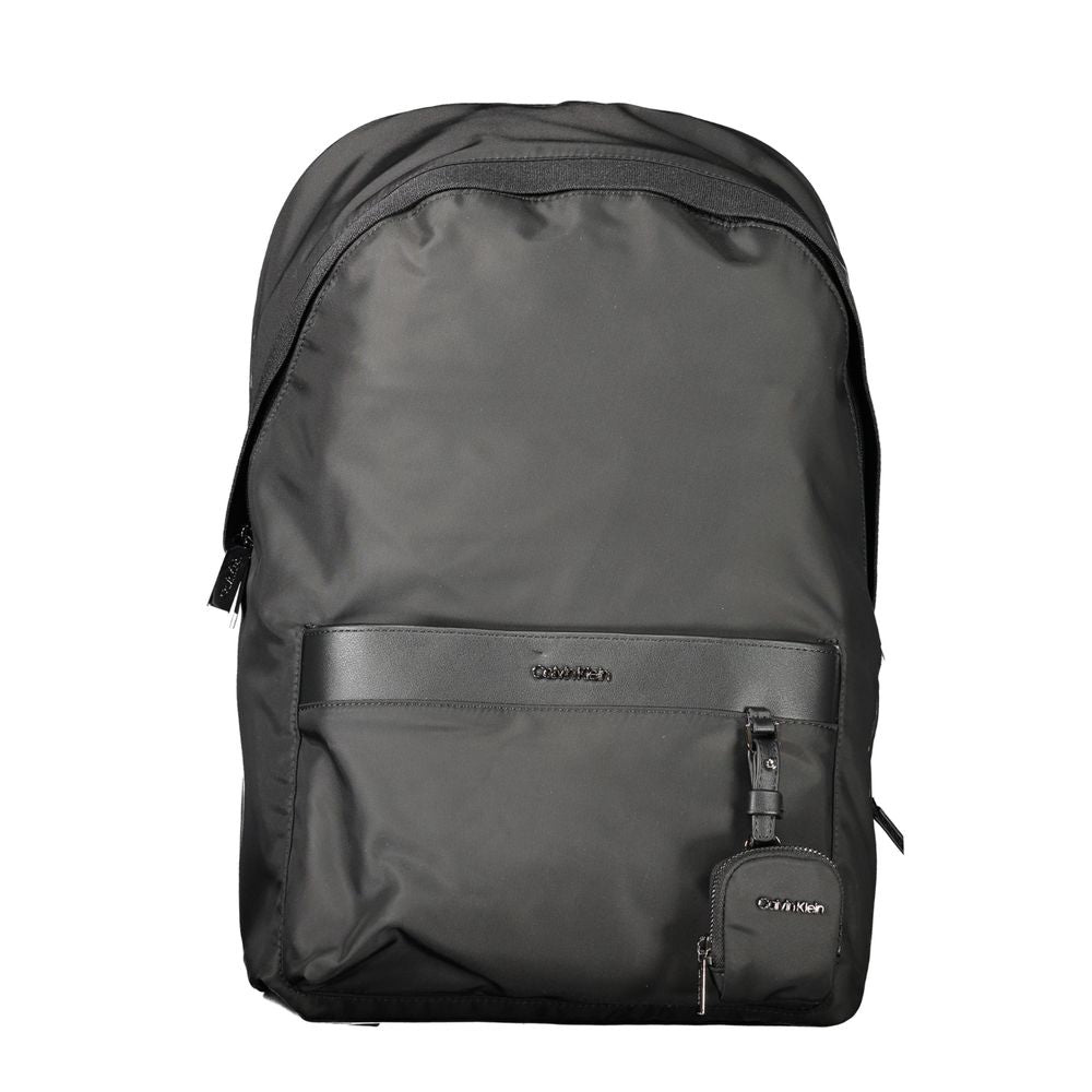 Sac à dos pour homme Calvin Klein en polyester noir, design moderne et pratique avec poches et détails élégants.