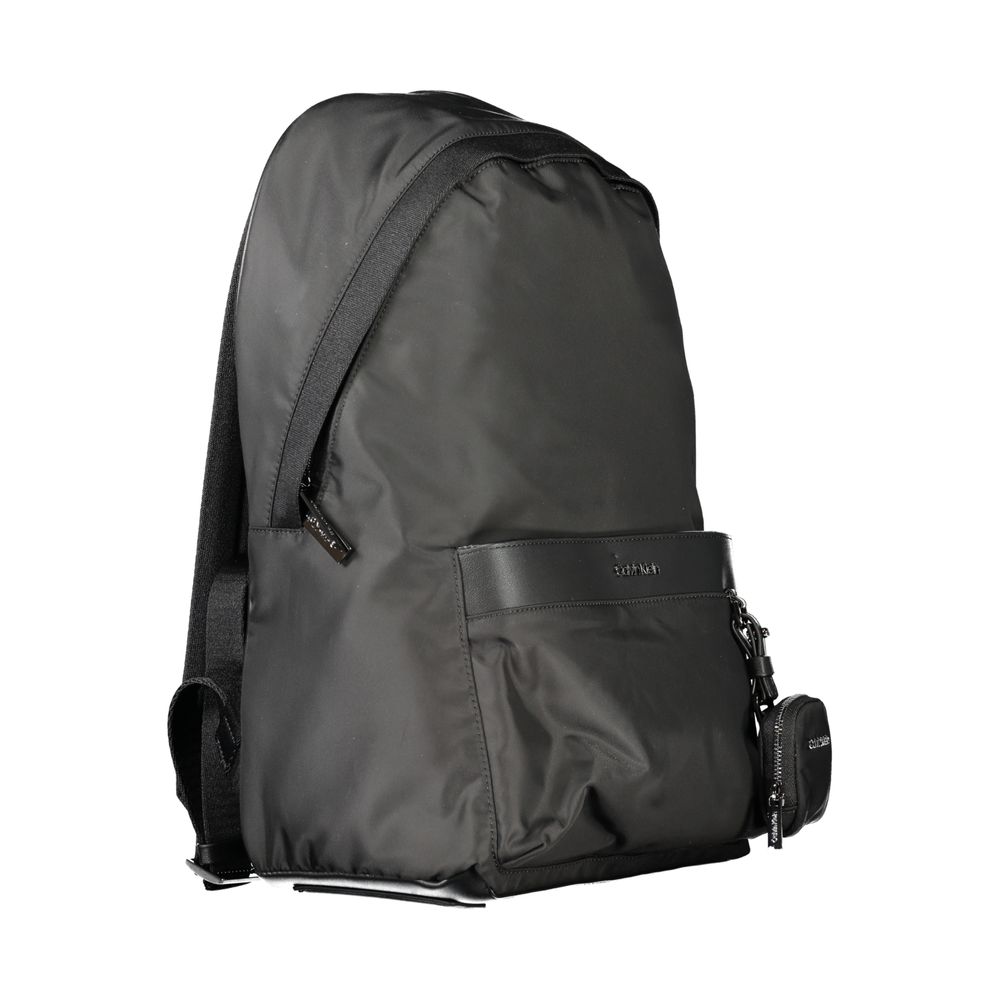 Sac à dos pour homme Calvin Klein en polyester noir, design moderne et pratique avec logo visible.