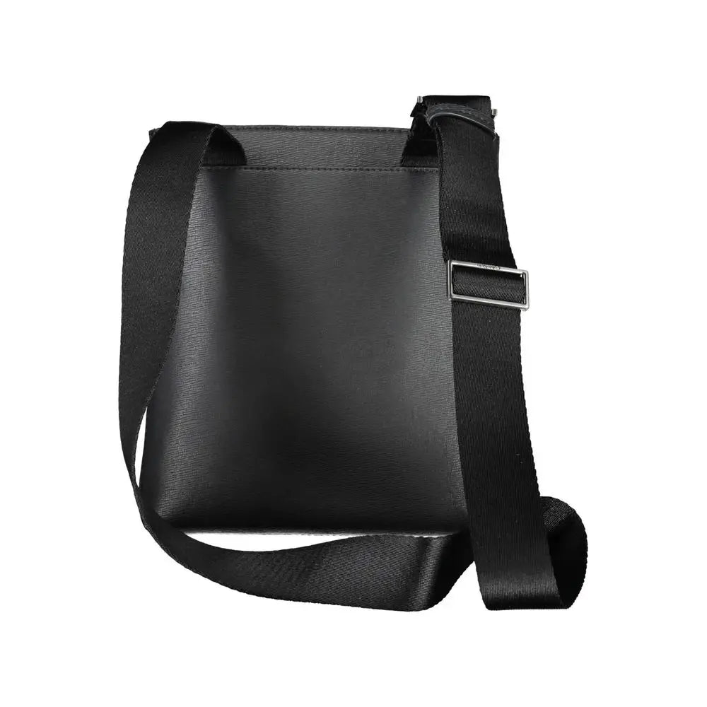 Sac bandoulière noir calvin klein éco-responsable en cuir texturé avec boucle argentée sur la bretelle ajustable