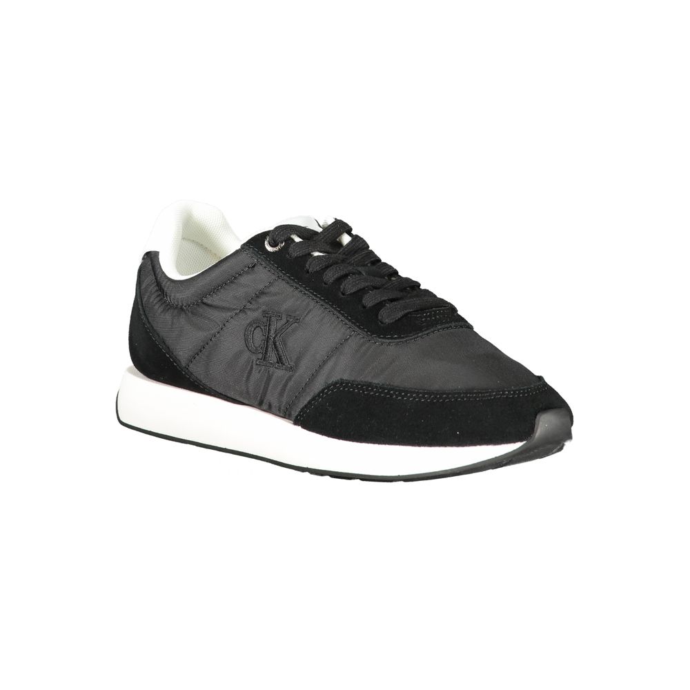 Sneakers pour femmes Calvin Klein en polyester noir avec semelle blanche, vue de côté.