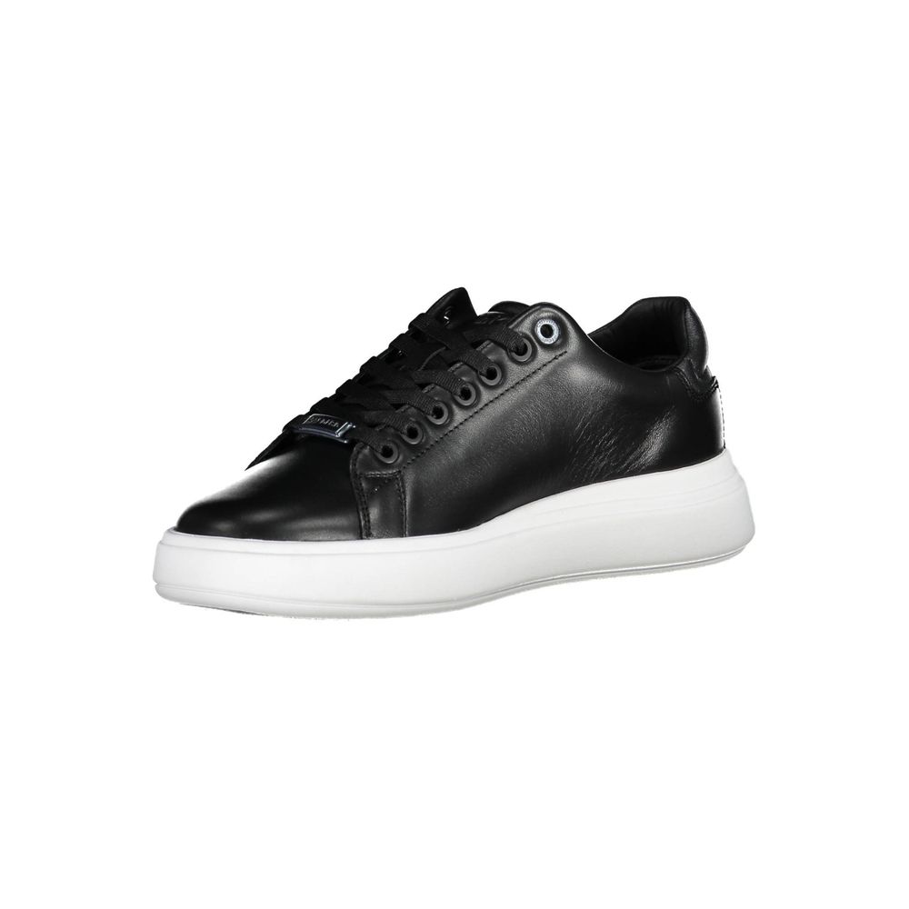 Sneakers noires en cuir pour femme de la marque Calvin Klein, vue de côté.