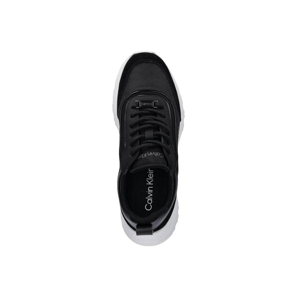Sneakers noires en cuir de Calvin Klein, chaussures athlétiques élégantes avec semelle blanche, visibles sur un fond neutre.