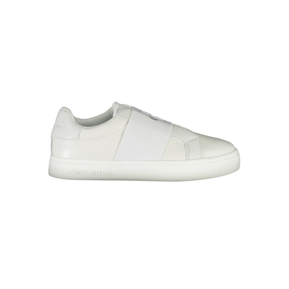 Sneakers pour femmes Calvin Klein en cuir blanc, look décontracté et moderne, avec semelle blanche et design épuré.