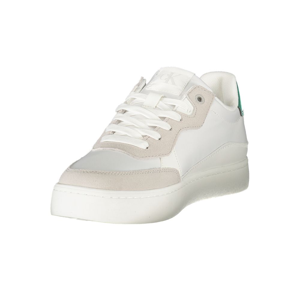 Sneaker homme Calvin Klein blanc en polyuréthane, style moderne et épuré, avec semelle blanche et design minimaliste.