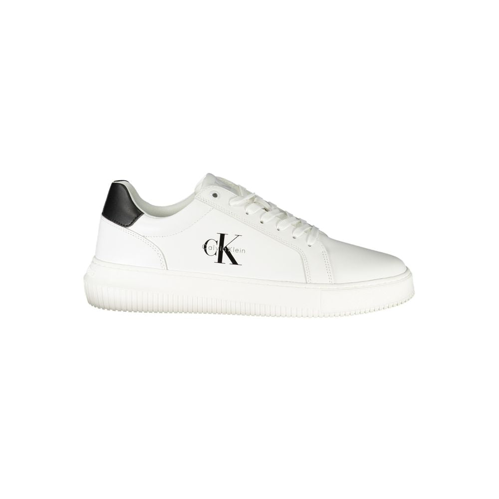Sneaker homme en polyuréthane blanc de Calvin Klein, style moderne et élégant, vue de face avec détails de la chaussure.