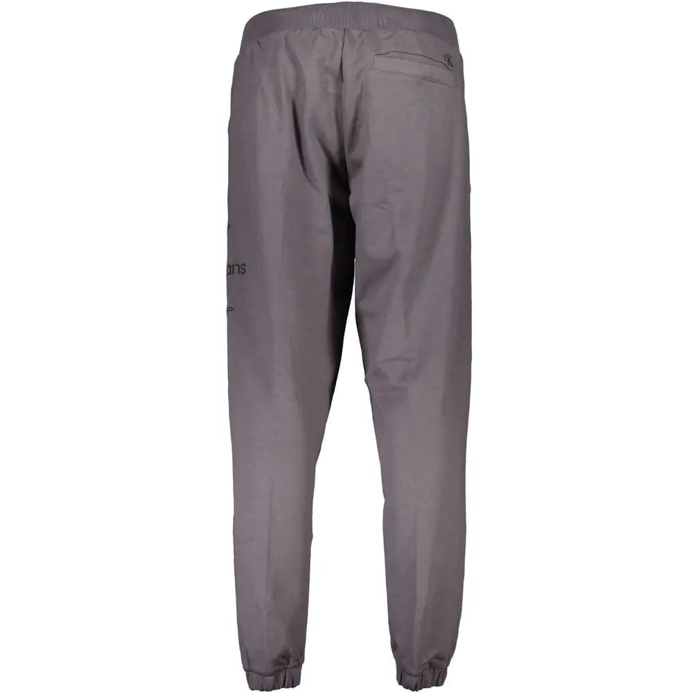 Joggers de sport gris calvin klein grigio en coton avec logo discret sur la ceinture arrière et poche latérale vue arrière