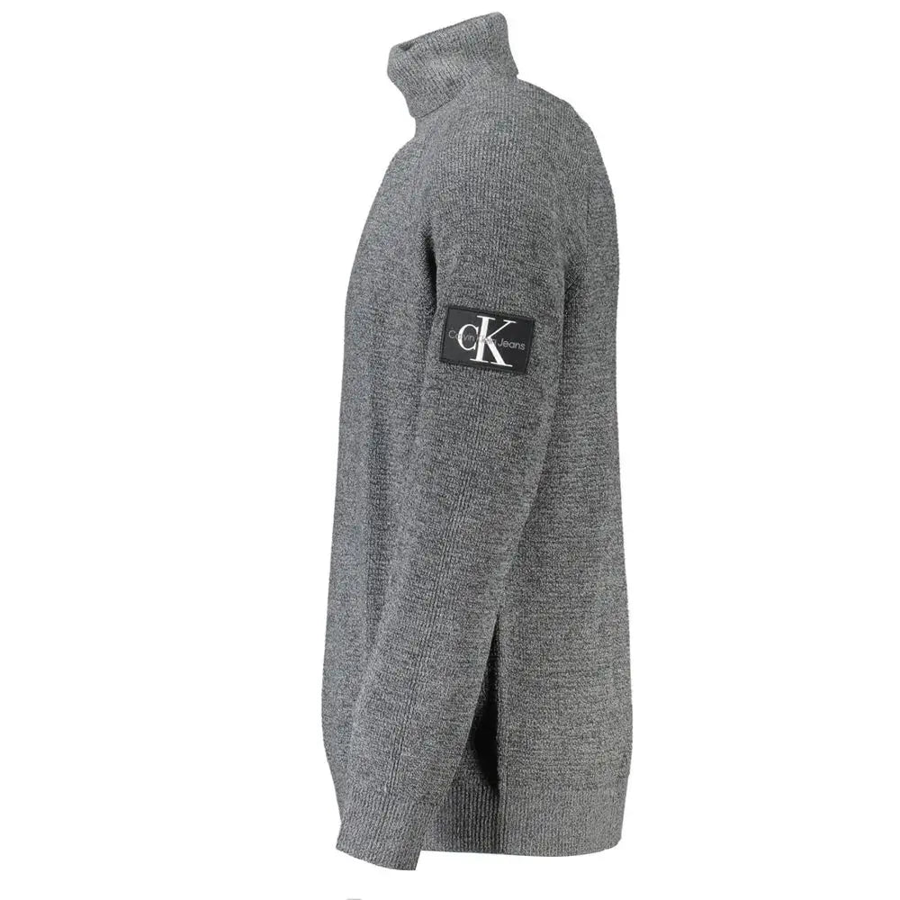 Pull col roulé en laine gris calvin klein pour homme avec patch logo calvin klein jeans noir et blanc sur la manche gauche