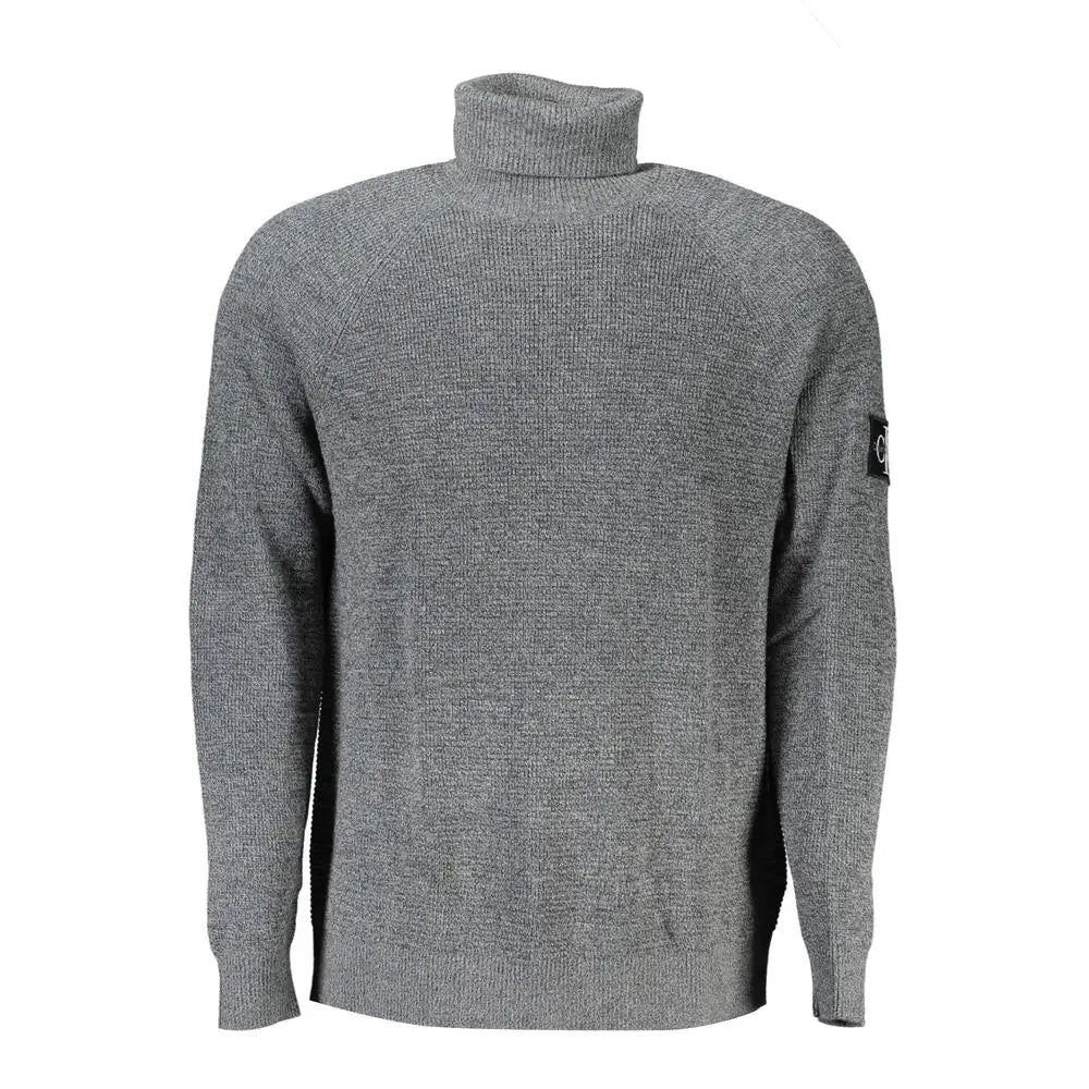Pull col roulé gris texturé en laine pour homme Calvin Klein avec un patch noir sur la manche gauche
